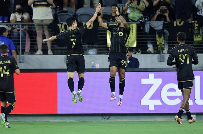 LAFC 공격 콤비 손흥민과 드니 부앙가가 22일 레알 솔트레이크 시티와의 홈 경기에서 4골을 합작한 뒤 MLS 공식 홈페이지는 '부앙가가 최근 네 경기에서 두 차례 해트트릭을 기록했다. 그의 골 결정력은 손흥민과 함께 뛴 이후 눈에 띄게 향상됐다'고 평가했다. 미국 '시티즌 트리뷴'은 '손흥민은 토트넘 시절 해리 케인과 함께 잉글리시 프리미어리그 역사적인 공격 듀오를 만들었다. 이제 그는 MLS에서도 또 다른 파트너십을 만들어가고 있다'고 했다. 미국 스포츠 전문 매체 '스포팅 트리뷴'은 '손흥민과 함께라면 부앙가가 골든부츠 경쟁에서 메시와 끝까지 맞붙을 수 있다'며 '손흥민의 가세로 부앙가는 단순히 팀 내 에이스를 넘어 리그 전체를 대표하는 스트라이커로 성장하고 있다'고 했다. 연합뉴스