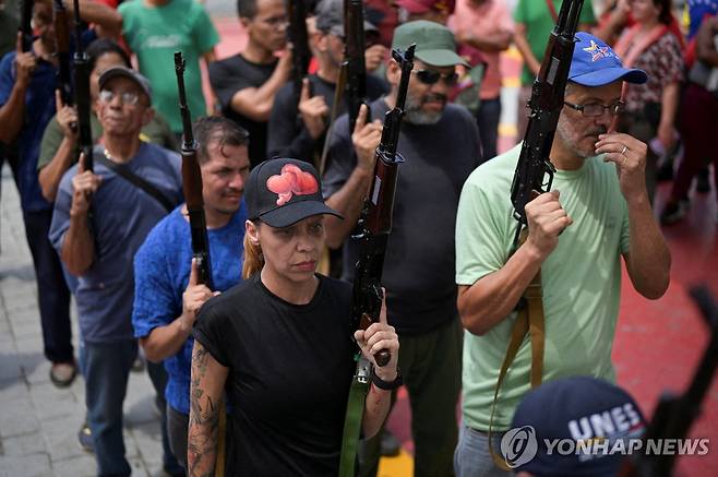 20일(현지시간) 군사 훈련 받는 베네수엘라 주민들 [카라카스 로이터=연합뉴스. 재판매 및 DB 금지]