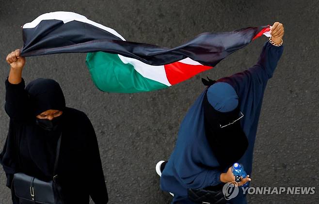 팔레스타인 국기 든 이집트 여성들 [로이터 연합뉴스 자료사진. 재판매 및 DB 금지]