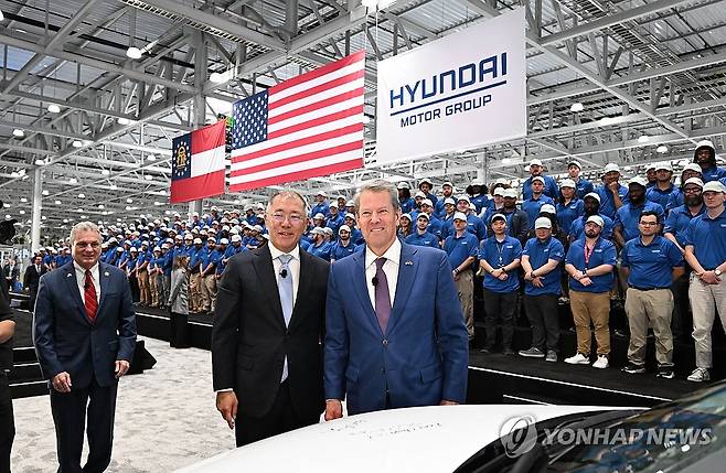 현대자동차그룹 메타플랜트 아메리카 준공식 [연합뉴스 자료사진 재판매 및 DB금지] 정의선 현대차그룹 회장이 지난 3월 26일(현지시간) 미국 조지아주 엘라벨에서 열린 '현대자동차그룹 메타플랜트 아메리카'(HMGMA)의 준공식에서 아이오닉 5 차량에 기념 서명을 마친 후 브라이언 캠프 조지아 주지사와 기념 촬영하고 있다. 2025.3.27 [현대자동차·기아 제공. 재판매 및 DB 금지] photo@yna.co.kr