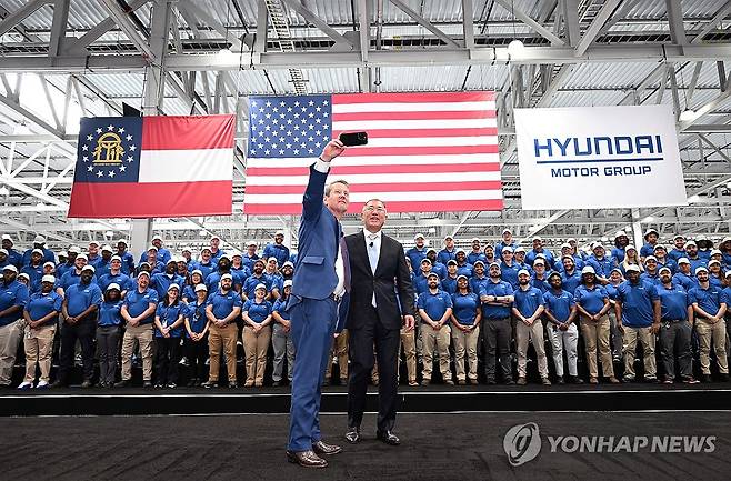 기념 촬영하는 브라이언 캠프 조지아 주지사와 정의선 회장 [연합뉴스 자료사진 재판매 및 DB금지] 정의선 현대차그룹 회장이 지난 3월 26일(현지시간) 미국 조지아주 엘라벨에서 열린 '현대자동차그룹 메타플랜트 아메리카'(HMGMA) 준공식에서 브라이언 캠프 조지아 주지사와 셀카 사진을 찍고 있다. 2025.3.27 [현대자동차·기아 제공. 재판매 및 DB 금지] photo@yna.co.kr
