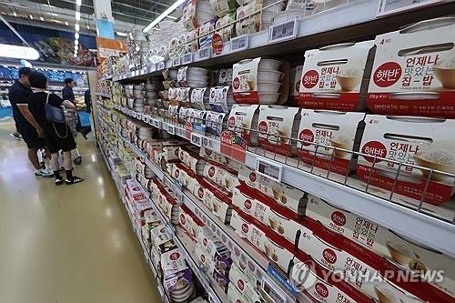 쌀가공식품 수출 '최대' (서울=연합뉴스) 류효림 기자 = 한 대형마트 즉석밥 및 쌀 가공식품 판매대 모습. 2024.8.18