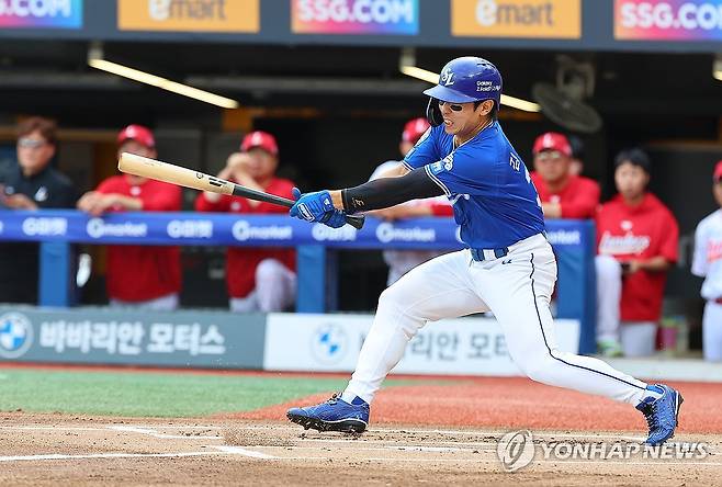 김성윤 안타 (인천=연합뉴스) 임순석 기자 = 6일 인천 SSG랜더스필드에서 열린 2025 프로야구 삼성 라이온즈와 SSG 랜더스의 경기. 1회 초 1사 삼성 김성윤이 안타를 치고 있다. 2025.8.6 soonseok02@yna.co.kr
