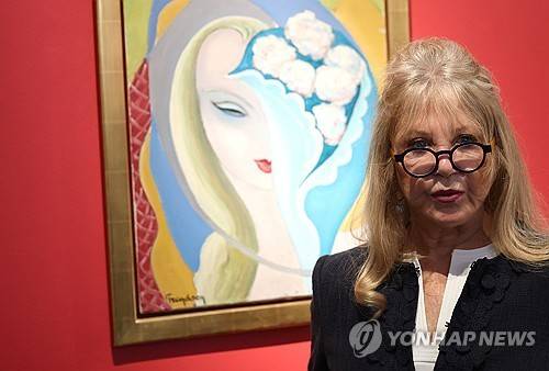 노년의 패티 보이드 '레일라'가 수록된 앨범 '레일라 앤드 아더 어소티드 러브 송스'의 앨범 커버와 패티 보이드. [AP=연합뉴스]