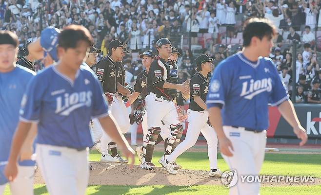 kt 승리 (수원=연합뉴스) 홍기원 기자 = 21일 경기도 수원케이티위즈파크에서 열린 2025 KBO리그 프로야구 삼성 라이온즈와 kt wiz의 경기. 6-3으로 승리한 kt 선수들이 기뻐하고 있다. 2025.9.21 xanadu@yna.co.kr