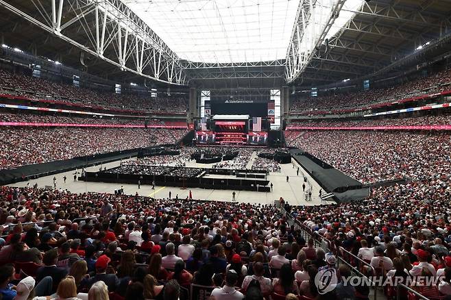 21일(현지시간) 약 7만명이 모인 찰리 커크 추모식 [AFP=연합뉴스. 재판매 및 DB 금지]