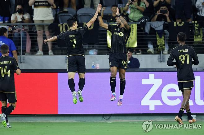 골 세리머니를 펼치는 손흥민과 데니스 부앙가 [AFP=연합뉴스]