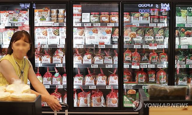 김치 둘러보는 외국인 관광객 (서울=연합뉴스) 강민지 기자 = 사진은 서울의 한 대형마트에서 김치류를 둘러보는 외국인 관광객. 2024.8.4 mjkang@yna.co.kr[연합뉴스 자료사진]