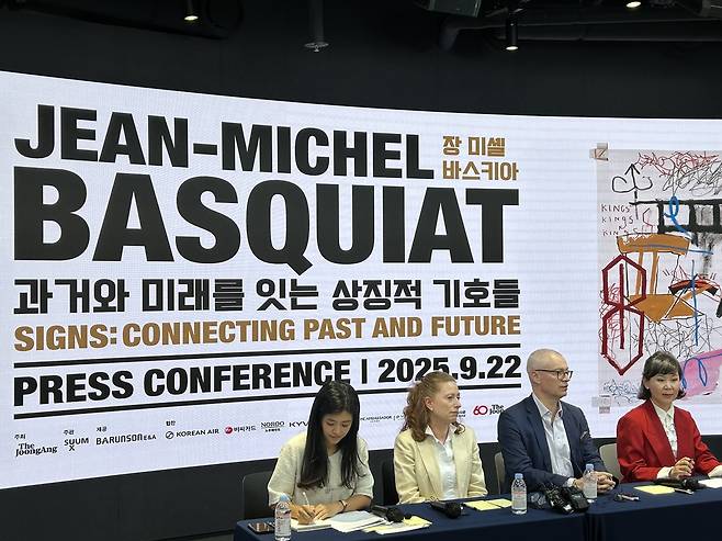 '장 미셸 바스키아' 전시 간담회      (서울=연합뉴스) 김예나 기자 = 22일 서울 동대문디자인플라자(DDP)에서 '장 미셸 바스키아: 과거와 미래를 잇는 상징적 기호들' 전시 간담회가 열리고 있다. 왼쪽에서 두 번째부터 이번 전시를 공동 기획한 안나 카리나 호프바우어 박사, 디터 부흐하르트 박사, 이지윤 숨 프로젝트 대표. 2025.9.22
    yes@yna.co.kr