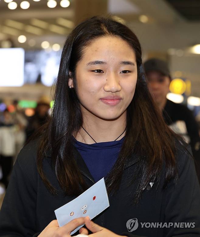 귀국하는 안세영 (영종도=연합뉴스) 이진욱 기자 = 2025 세계배드민턴연맹(BWF) 월드투어 슈퍼 750 중국 마스터스 여자 단식에서 우승한 안세영이 22일 인천국제공항 제1터미널로 귀국하고 있다. 2025.9.22 cityboy@yna.co.kr