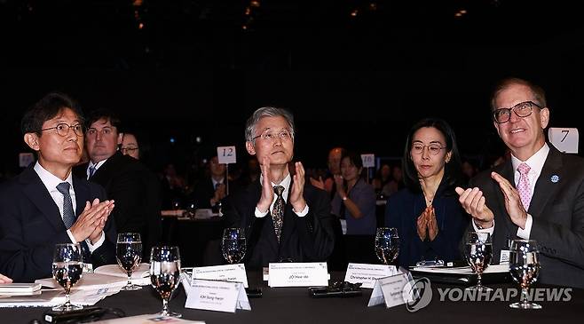 박수치는 조희대 대법원장 (서울=연합뉴스) 홍해인 기자 = 조희대 대법원장이 22일 서울 중구 신라호텔에서 열린 '2025 세종 국제 콘퍼런스'에 참석해 박수치고 있다. 2025.9.22 hihong@yna.co.kr