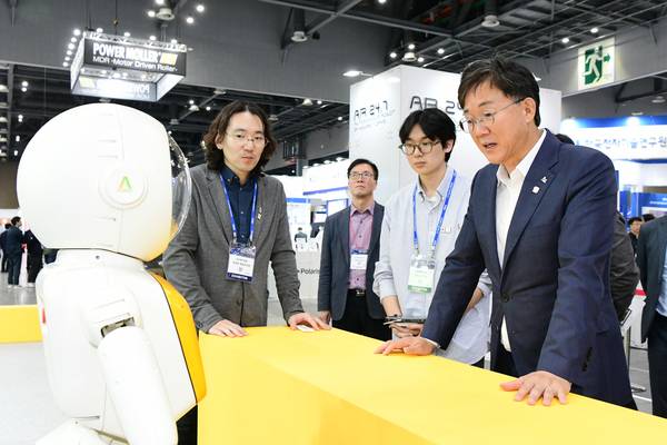 지난해 10월 이민근 안산시장이 안산사이언스밸리 투자설명회 및 지산학연 간담회에 참석해 기업 제품을 함께 확인하고 있다. /안산시 제공