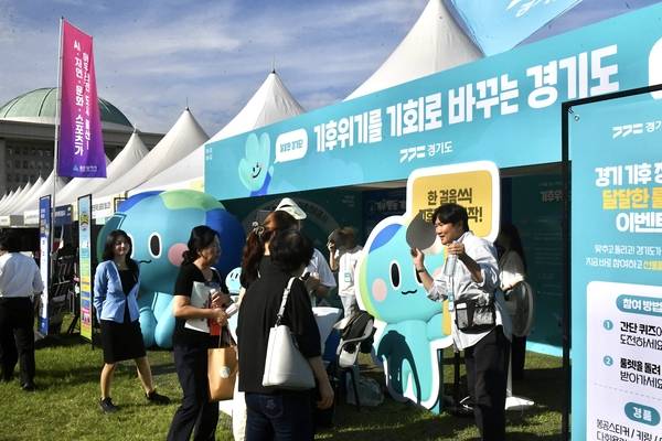 23일 국회 잔디광장에서 국내 최초로 열린 입법박람회에서 시민들이 경기도의 기후정책 부스에 관심을 보이고 있다. 2025.9.23 /김우성기자 wskim@kyeongin.com