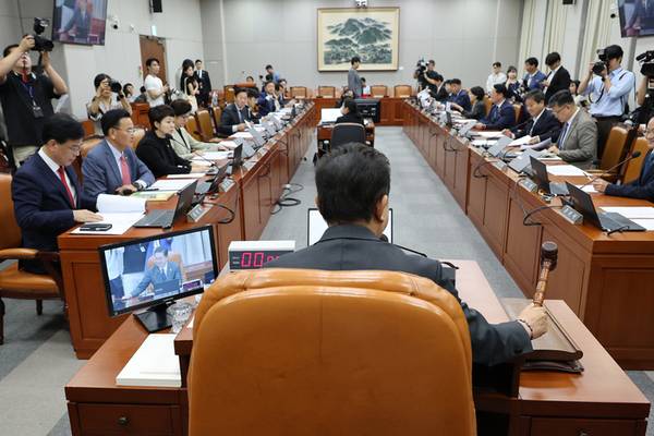 22일 국회운영위원회 전체회의에서 김병기 위원장이 의사봉을 두드리고 있다. 이날 운영위는 국정감사 실시 안건 등을 통과시켰다. 2025.9.22 /연합뉴스