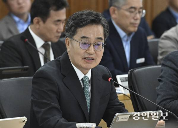 경기도가 이재명 대통령의 도지사 재임 시절 역점 정책들에 힘을 싣는 모습이다. 김동연 도지사 주재로 도정열린회의가 진행되고 있는 모습. /경인일보DB