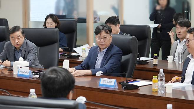 ▲김종호(사진 가운데) 인천공항본부세관장이 주재한 '2025년도 제2차 전국 공항세관 협의체 회의'. /사진제공=인천공항본부세관