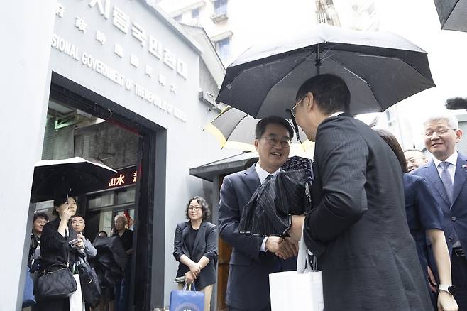 ▲ 동연 경기지사가 독립유공자 후손 등과 만나 인사를 하고 있다. /사진제공=경기도