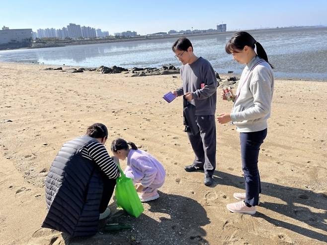 ▲&nbsp;'오이도 코밍, 바다를 지키는 산책' 활동 모습. /사진제공=프로젝트 영글