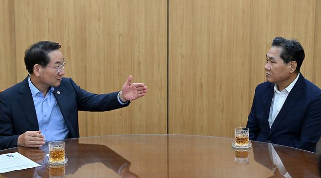 ▲ 유정복 인천시장이 23일 시청 접견실에서 김용석 국토교통부 대도시권광역교통위원회 위원장을 접견하고 협력 방안 등을 논의하고 있다. /사진제공=인천시