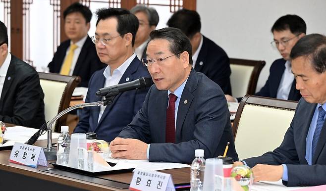 ▲&nbsp;유정복 인천시장이 23일 시청에서 열린 '2025년 국민의힘 인천시당-인천시 당정협의회'에서 인사말을 하고 있다. /사진제공=인천시