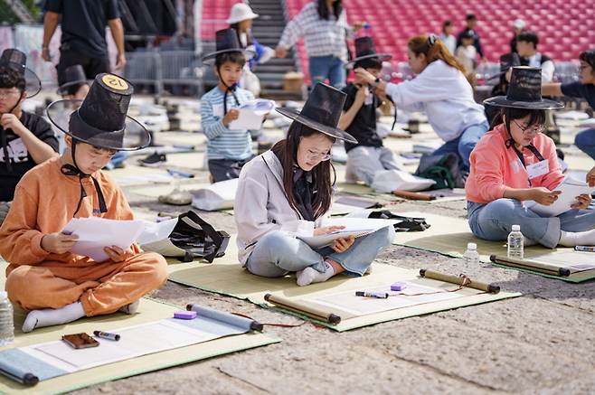 지난해 수원화성문화제 별시 참여자들이 과거시험을 보고 있는 모습. 사진=수원시청