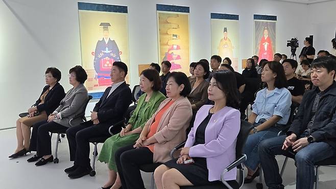 (앞줄 오른쪽부터) 의정부시의회 김현채, 권안나, 이계옥, (김동근 시장), 정미영, 최정희 의원이 23일 오후 의정부문화역-이음 이음갤러리에서 열린 '태조 이성계 어진 제작 발표회'에서 영상을 보고 있다. 사진=박홍기 기자