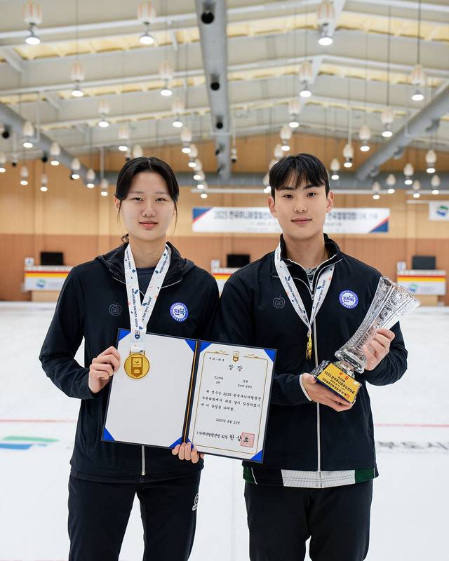 2025-26 한국주니어컬링선수권대회 믹스더블에서 우승을 차지한 강보배(왼쪽)·김학준 선수가 우승컵을 들고 기념촬영을 하고 있다./사진제공=전북자치도컬링경기연맹