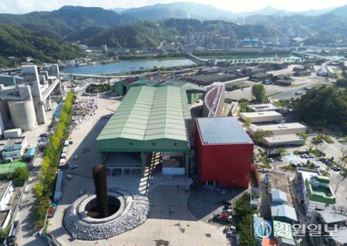 선박부품 제조공장이 문화예술의 허브공간으로 재창조되고 있는 삼척항 인근 폐공장 전경.