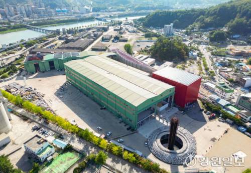 선박부품 제조공장이 문화예술의 허브공간으로 재창조되고 있는 삼척항 인근 폐공장 전경.