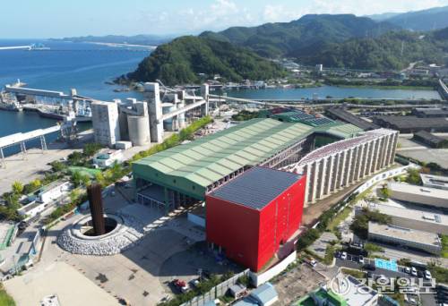 선박부품 제조공장이 문화예술의 허브공간으로 재창조되고 있는 삼척항 인근 폐공장 전경.