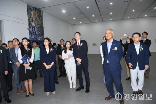 2025춘천 JAPAN WEEK 전시가 23일 국립 춘천박물관 열린전시실에서 현준태 춘천시 부시장, 권은석 춘천문화원장, 이수경 국립춘천박물관장, 안광수 춘천예총회장, 박용수 춘천박물관회 회장, 나유경 춘천시의원, 미즈시마 고이치 일본대사, 조영준 도 국제관계대사 등이 참석한 가운데 열렸다. 김남덕기자