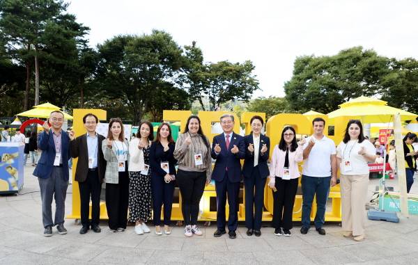 외국대사관에서 온 방문객들.