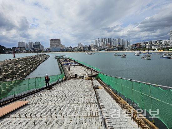 ▲ 22일 울산 동구 일산항 방파제 일원에 어선 선착장 공사가 올 연말 준공을 목표로 한창 진행 중이다.