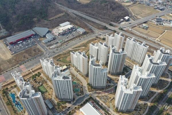 CTR에너지가 태양광 발전설비를 시공한 경북 구미시 우미린풀하우스 아파트. 옥상에 태양광 발전설비가 설치되어 있다. /경남도민일보DB