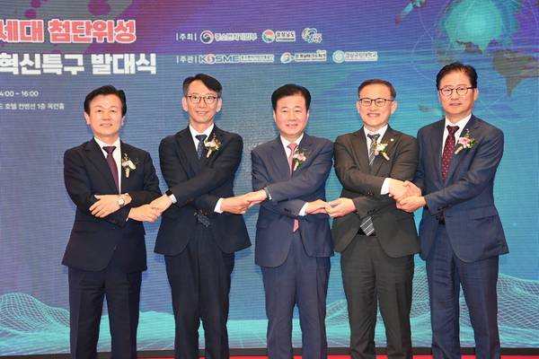 진주시는 23일 아시아레이크사이드 호텔에서 경남 차세대 첨단위성 글로벌 혁신특구 발대식을 열었다. /진주시