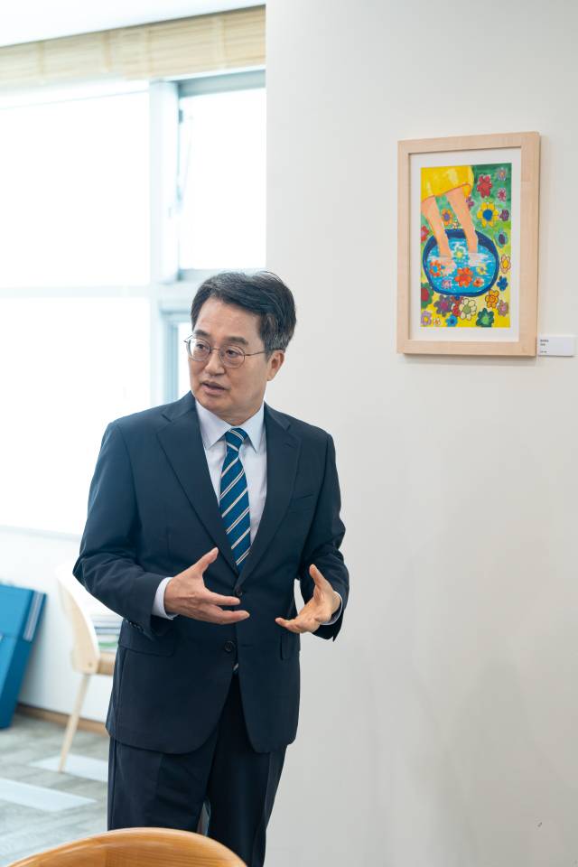 김동연 경기도지사가 집무실 벽면 한쪽에 걸린 장애인 화백의 작품에 대해 설명하고 있다.
