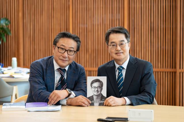 인터뷰를 마치고 기념촬영을 하는 김동연 경기도지사와 김건표 대경대학교 교수