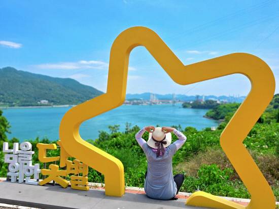 사천 신도 닻별 전망대에서 바라보는 실안바다가 한폭의 풍경화처럼 느껴진다.