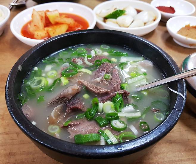 나이 지긋한 어르신들이 즐겨 드시는 소머리국밥.