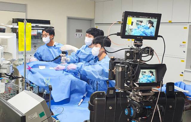 부산대병원 백동훈(왼쪽) 소화기내과 교수가 최신 기법인 대장 점막하박리술을 시연하고 있다. 부산대병원 제공