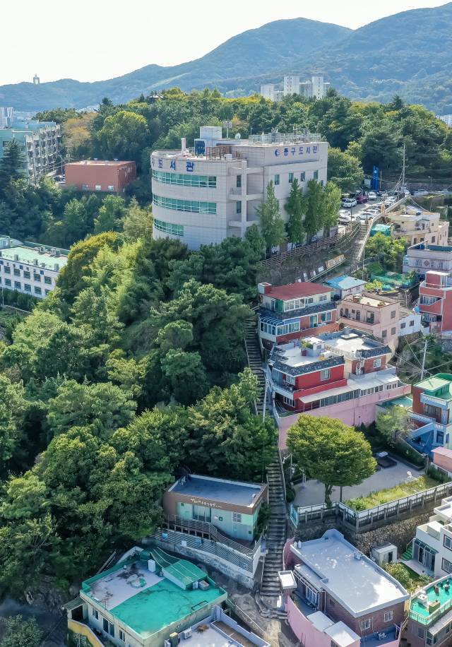 부산 동구 범일동 동구도서관. 해발 고도 130m 산복도로 위에 있어 접근성이 떨어진다. 김종진 기자 kjj1761@
