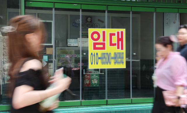 청년 감소, 고령화 등으로 부산 지역 자영업 생태계가 무너지고 있다. 부산 남포동 일대 공실이 즐비한 상가들. 부산일보DB