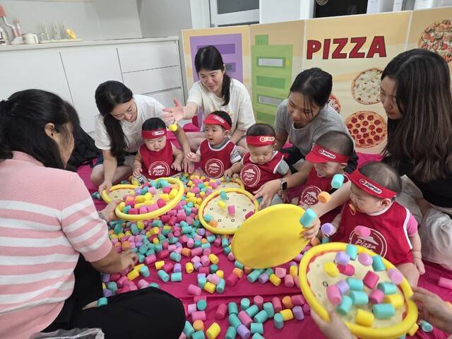 지난 22일 구미시 고아읍 문성서희 공동육아나눔터를 찾은 0세 유아들이 어머니들과 함께 즐거운 시간을 보내고 있다. 구미시 제공