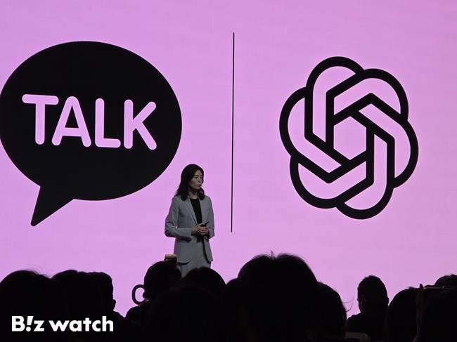 정신아 카카오 대표가 23일 경기 용인시 카카오 AI 캠퍼스에서 '이프 카카오' 컨퍼런스를 열고 카카오톡에 추가하는 다양한 인공지능(AI) 서비스를 소개하고 있다./사진=김동훈 기자