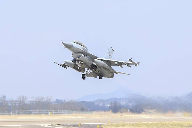 활주로로 이륙하는 공군 KF-16 전투기 (자료사진/공군제공)