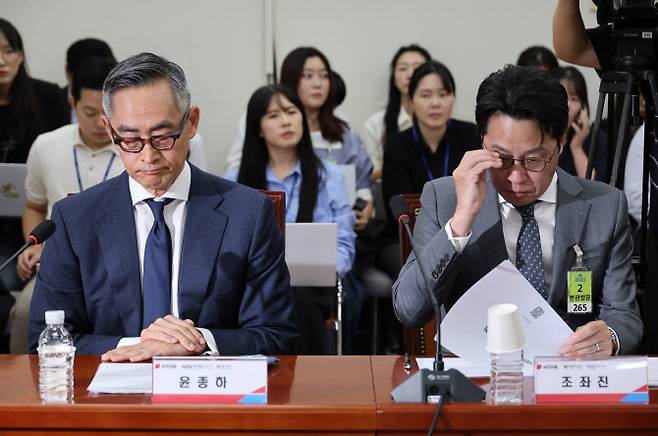 23일 서울 여의도 국회에서 열린 롯데카드 개인정보 유출사태 관련 피해자 보호 방안 및 재발 방지 대책 간담회에 조좌진 롯데카드 대표이사, 윤종하 MBK파트너스 부회장이 참석해 있다. (사진 = 연합뉴스)