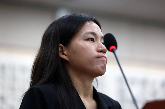 5일 서울 여의도 국회에서 열린 법제사법위원회 검찰개혁 입법청문회에서 증인으로 출석한 김정민 서울남부지방검찰청 수사관이 건진법사 진성배씨 자택 압수수색에서 발견된 현금 관봉권 띠지 관련 질문에 입을 다문채 생각에 잠겨있다. (사진=뉴시스)