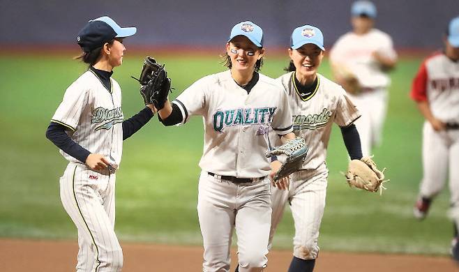 여자야구 올스타팀 선수들이 서로 하이파이브를 나누고 있다. 사진=KBO