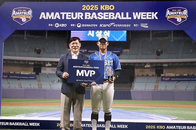 허구연 KBO 총재가 대학야구 스페셜 매치 MVP로 뽑힌 연세대 김동주와 함께 기념촬영을 하고 있다. 사진=KBO