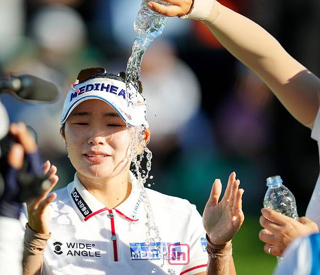 이다연이 21일 끝난 KLPGA 투어 하나금융그룹 챔피언십에서 우승한 뒤 동료들에게 축하받고 있다.(사진=이데일리 골프in 조원범 기자)